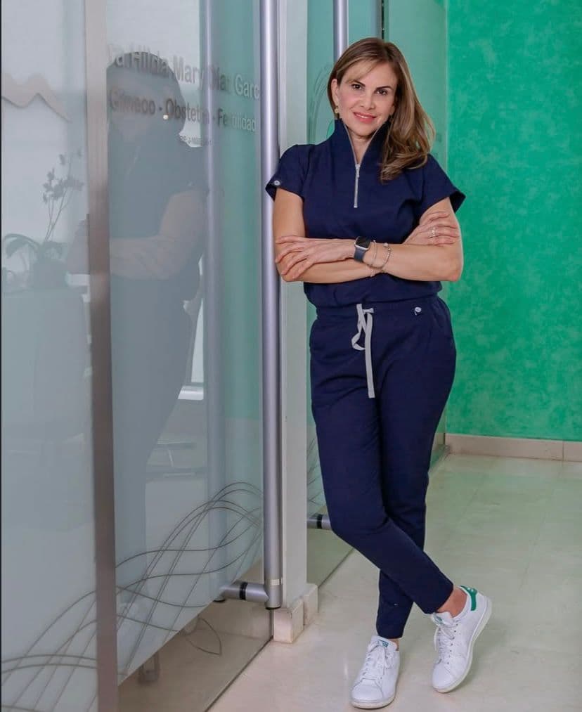 Dra. Hilda Díaz con copa menstrual - educación en salud femenina