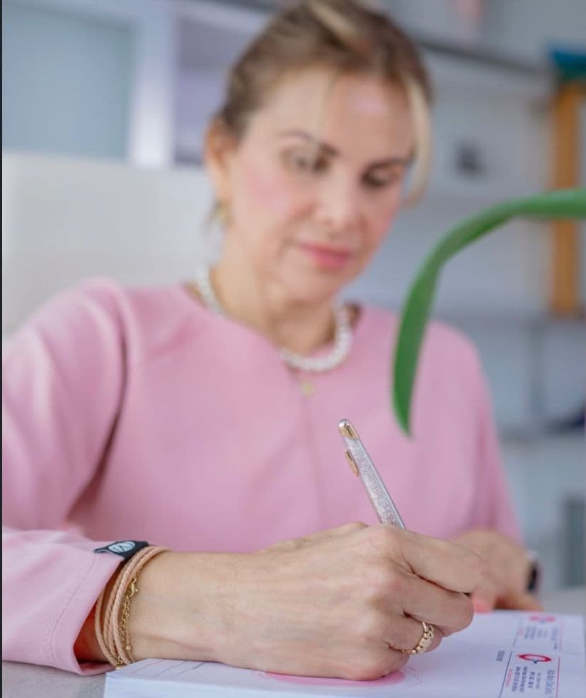 Dra. Hilda Díaz en consulta médica